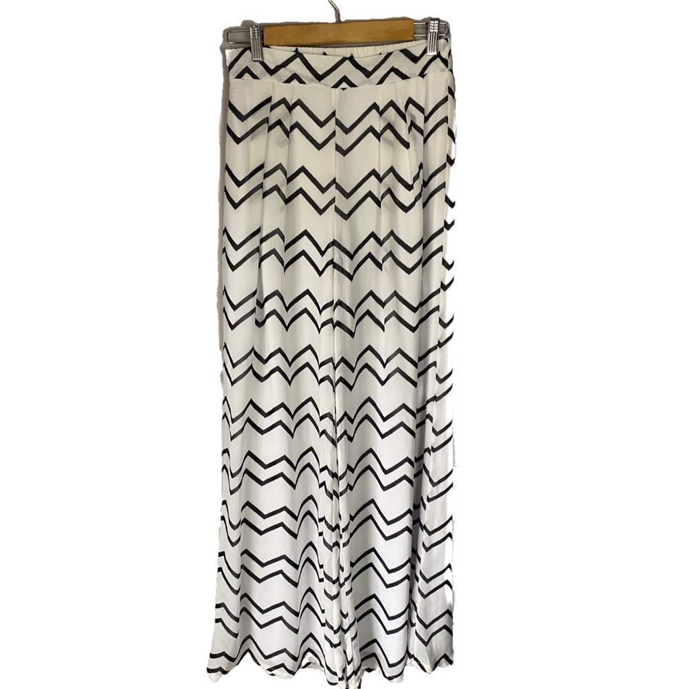 Revamped- White and black, chevron palazzo pants. Size large